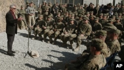 Menhan AS, Chuck Hagel berbicara dengan pasukan AS di Jalalabad, Afghanistan (foto: dok).
