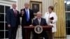 Presiden AS Donald Trump bersama Wapres Mike Pence (kiri) dan Menlu AS Rex Tillerson (duduk) di Gedung Putih (foto: dok).