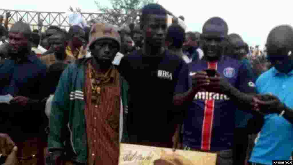 Manifestation de soutien au jeune activiste Rasbath, devant le tribunal dans la commune IV, Bamako, le 17 août, 2016. (VOA/Kassim Traoré)