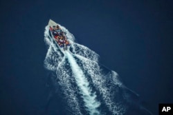 Migranti plove na prenaseljenom drvenom čamcu u središnjem Sredozemnom moru između sjeverne Afrike i italijanskog ostrva Lampedusa, 2. oktobra 2021., što se vidi iz humanitarnog aviona Seabird.