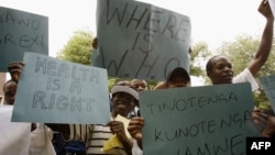 FILE: Zimbabwean doctors and nurses demonstrate in Harare on November 18, 2008. AFP PHOTO / DESMOND KWANDE / AFP PHOTO / DESMOND KWANDE