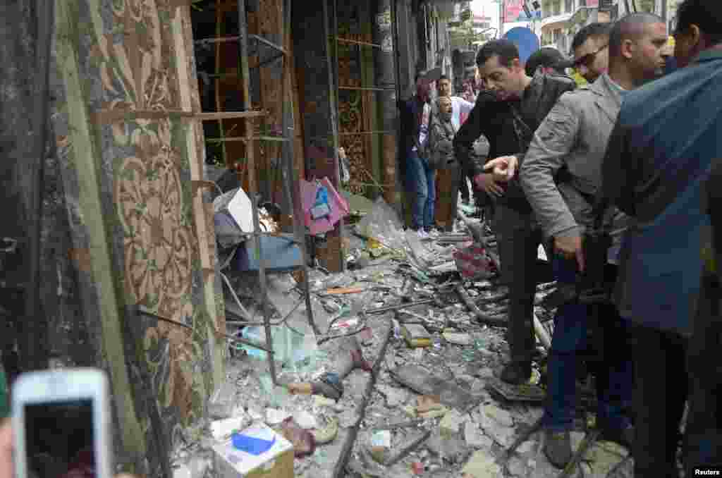 Confusion après l'attentat contre une église copte à Alexandrie, en Égypte, le 9 avril 2017.