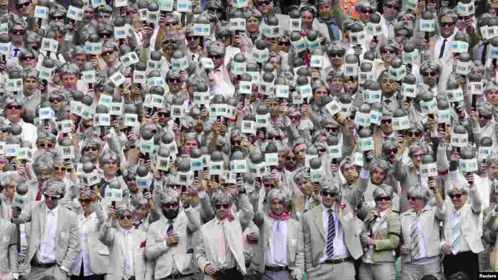 Masoya Dan Wasan Cricket Richie Benaud Da Ya Rasa Ransa Sanye Da Kaya Iri Guda Domin Juyayin Rasuwar Dan Wasan, Janairu 5, 2016. 