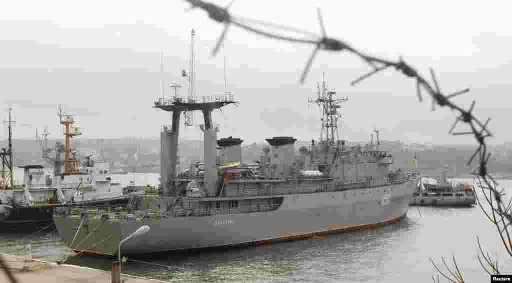 Kapal Ukraina Slavutich terlihat dihalangi oleh dua buah kapal Rusia di pelabuhan Sevastopol, 20 Maret 2014.
