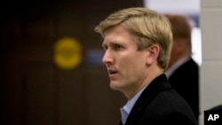 Nick Ayers (tengah), kepala staf Wakil Presiden AS Mike Pence, tiba untuk menghadiri konferensi pers dengan Presiden Donald Trump dan anggota Kongres Partai Republik di Camp David, Maryland, 6 Januari 2018.