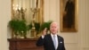 Biden promulga nuevos mandatos en su batalla contra el COVID-19