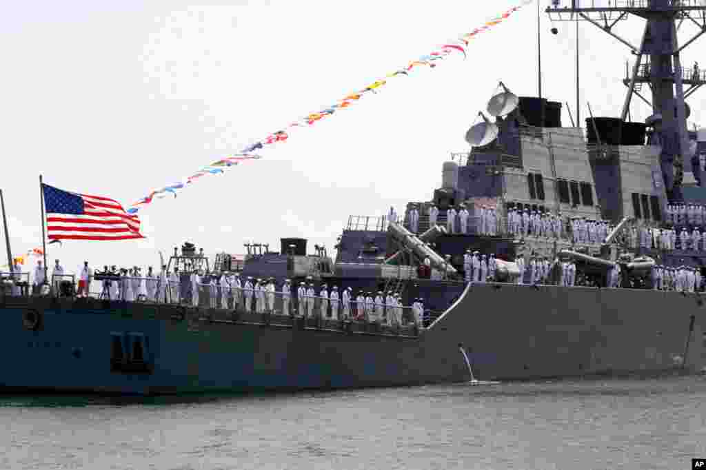 JIrgin yakin Amurka mai suna USS Barry, a lokacin da ya shiga cikin bukin da aka yi na baya na cikar shekaru 50 da kafa rundunar sojojin Najeriya a bakin tekun Lagos a ranar Jumma'a, 2 Yuni, 2006.