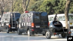 北京两会期间停靠在街头的值勤警车