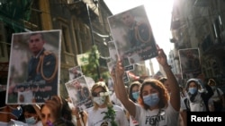 Una marcha y vigilia por los fallecidos en la explosión del puerto de Beirut tomó las calles el martes 11 de agosto de 2020, cuando los manifestantes también protestaron contra el gobierno libanés.