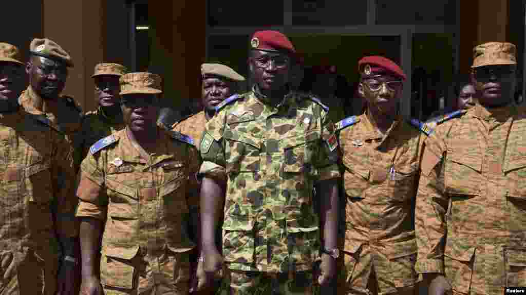 Le lieutenant-colonel, Yacouba Isaac Zida, au centre, le numéro deux de la garde présidentielle (Régiment de la sécurité présidentielle) déclare avoir pris le pouvoir aux côtés d’autres officiers de l’armée burkinabè, Ouagadougou, 1 novembre 2014. REUTERS/Joe Penney