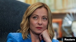 ARCHIVO: La primera ministra italiana, Giorgia Meloni, se reúne con el presidente del Parlamento libanés, Nabih Berri (no se ve) en Beirut, Líbano, el 18 de octubre de 2024.