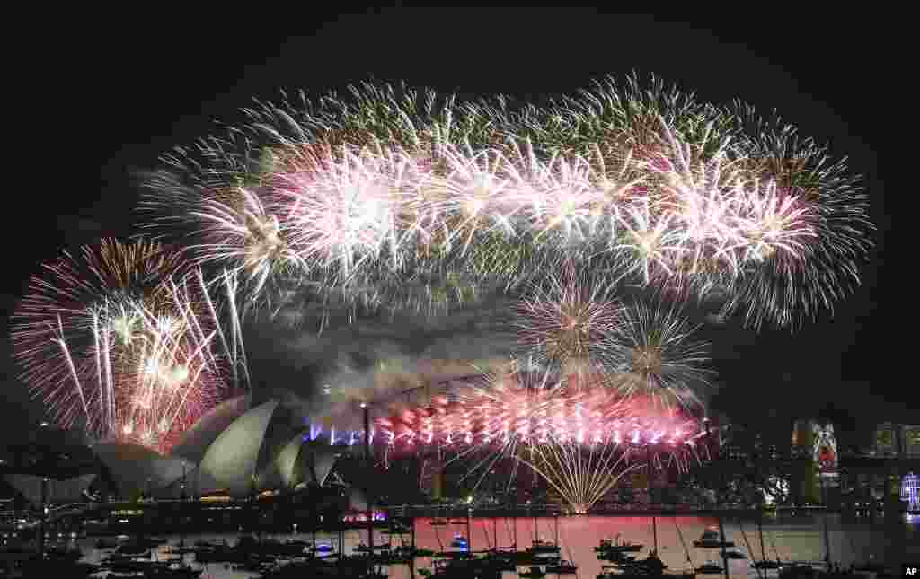 An cilla Knockout a Opeara Housa da Harbour Bridge a birnin Sydney na kasar Australia ranar jajiberin sabuwar shekara.