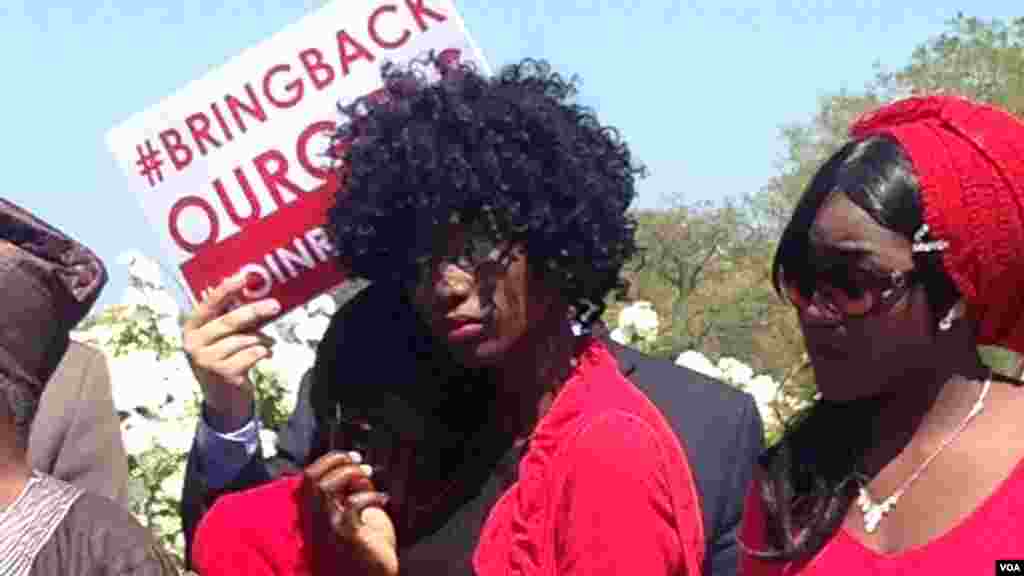 Saa, une ancienne lycéenne de Chibok au Nigeria, qui s’est fait enlever par Boko Haram mais qui a réussi à s’échapper, en pleurs après son discours devant le Capitole à Washington D.C,14 avril 2016. (VOA / Maylis Haegel)