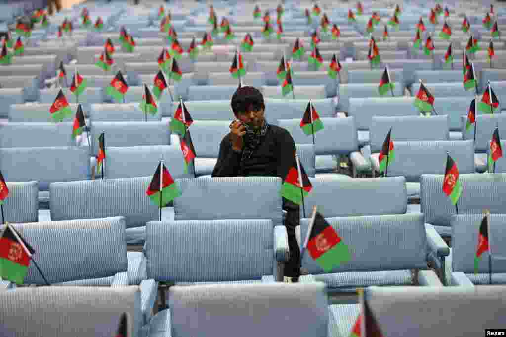 Pendukung Capres Afghanistan, Abdullah Abdullah menghadiri acara kampanye pilpres terakhir di Kabul.