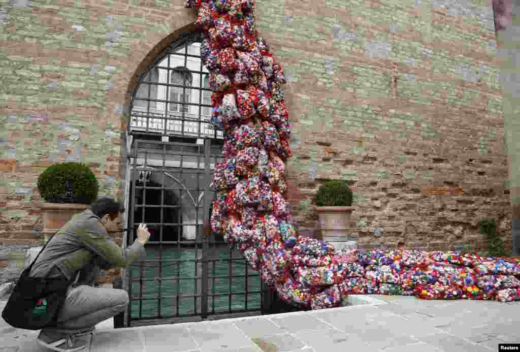 Instalasi seni berjudul "The Garbage Patch State" karya seniman Italia Maria Cristina Finucci.(Reuters/Stefano Rellandini)