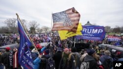 Arhiv - Pristalice bivšeg predsjednika Donalda Trumpa ispred zgrade američkog Kongresa (Foto: AP/Manuel Balce Ceneta)
