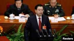 中国人大常委会委员长张德江（中）。