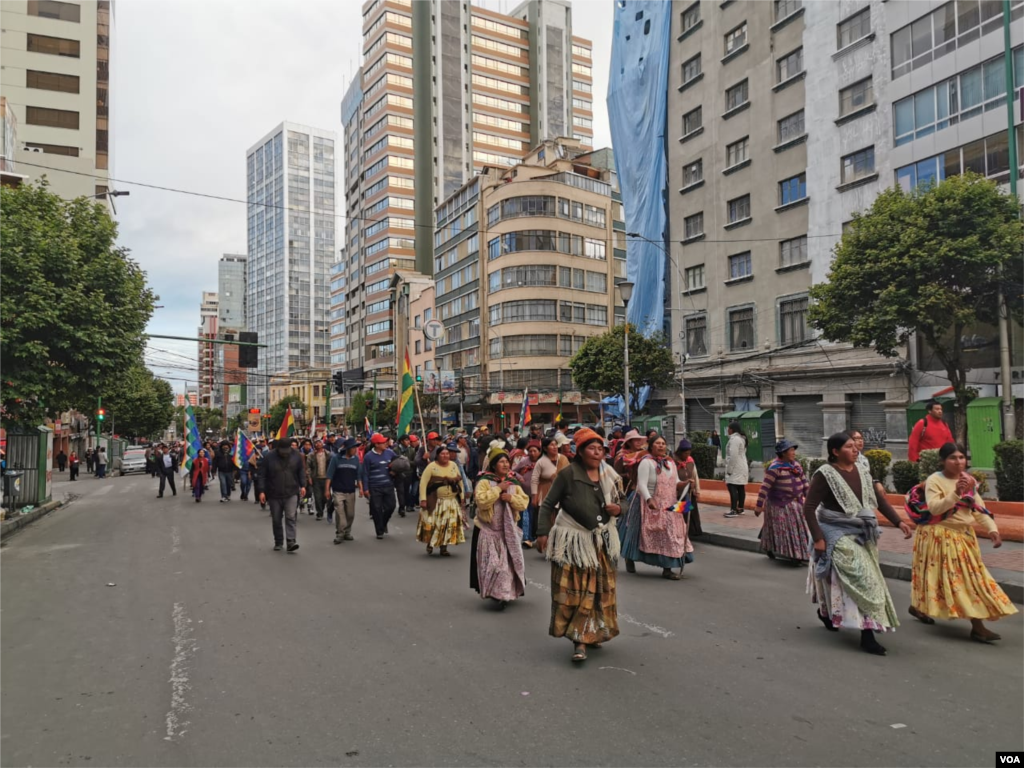 Diversos grupos afines al Movimiento al Socialismo llegan de la ciudad de El Alto.