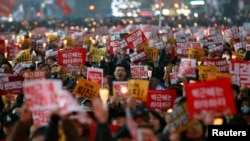 지난 19일 서울 광화문 광장에서 열린 촛불집회에서 참가자들이 박 대통령 퇴진을 요구하는 구호를 외치고 있다.