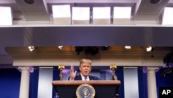El presidente Donald Trump se dirige a los periodistas durante una rueda de prensa en la Casa Blanca, el 22 de julio de 2020.