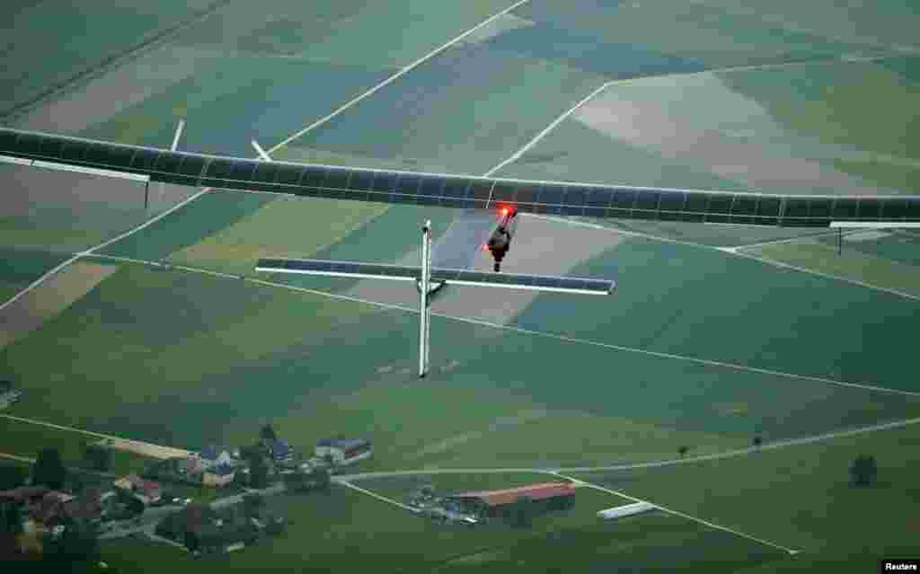 Uji terbang pesawat 'Solar Impulse 2' yang menggunakan tenaga surya di Payerne, Swiss.