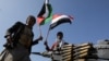 Anggota pasukan Houthi memamerkan senjata dalam parade menentang serangan AS dan Inggris terhadap kelompok tersebut. Parade berlangsung di Sanaa, Yaman, pada 4 Februari 2024. (Foto: Reuters/Khaled Abdullah)