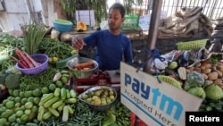 Pedagang kecil di Mumbai, India pun memanfaatkan era digital dengan menerima pembayaran lewat kartu (foto: dok). 