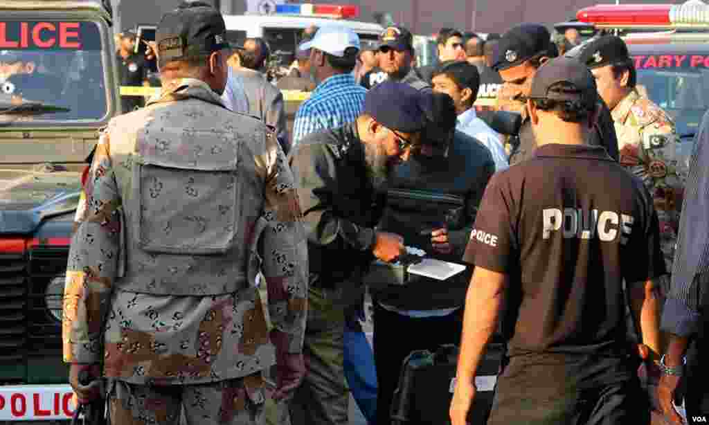  پولیس اہلکار شواہد جمع کررہے ہیں