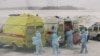 Personal médico ruso prepara transporte para pasajeros de un avión militar que evacuó ciudadanos rusos y de exnaciones soviéticas de la provincia china de Wuhan, epicentro de un brote de coronavirus. Foto: Yuri Shestak/Vsluh.ru/Handout via REUTERS