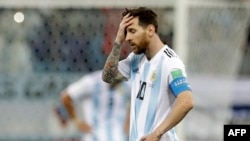 L'Argentin Lionel Messi réagit après le troisième but de la Croatie lors de la Coupe du monde 2018 à Nijni Novgorod, Russie, le 21 juin 2018.