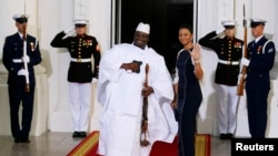 Le président de la Gambie Yahya Jammeh de la Gambie et de sa femme, Zineb Jammeh, lors d’un dîner offert par le Président américain Barack Obama, dans le cadre du sommet Etats-Unis-Afrique, à la Maison Blanche, à Washington, le 5 août 2014. 