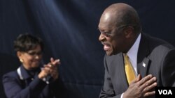 Herman Cain hizo el anuncio junto a su esposa en su natal Atlanta, en Georgia.