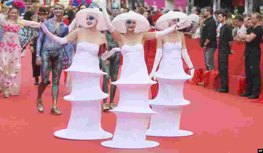 Para tamu dengan berkostum unik hadir pada pembukaan acara tahunan "Life Ball" di depan balai kota Wina, Austria.
