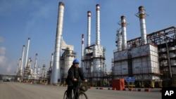 Fasilitas penyulingan minyak Iran di Teheran (foto: dok). Pemerintah Iran berniat meningkatkan produksi minyak hariannya sebesar 20 persen dari tingkat produksi sekarang. 