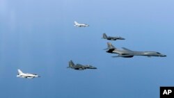 Sebuah pesawat pembom Angkatan Udara AS B-1B (kanan), dan jet tempur Korea Selatan saat melakukan latihan gabungan di Semenanjung Korea pada hari Rabu, 22 Maret 2017.
