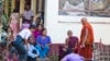ဘူးသီးတောင် ဘုန်းတော်ကြီးကျောင်းတခုတွင် တွေ့ရသည့် မောင်တောဒေသမှ ဒုက္ခသည်တချို့။ (သြဂုတ် ၂၈၊ ၂၀၁၇) (AP Photo)