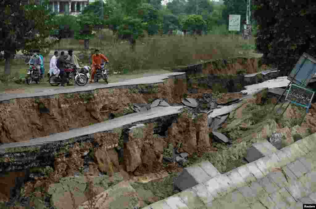 زلزلے سے ہونے والی تباہی کا اندازہ زیر نظر تصویر سے بھی لگایا جاسکتا ہے۔ میر پور کی شاہراہ پر زلزلے سے گہری دراڑیں پڑ گئیں۔ تصویر میں شاہراہ پر کھڑے موٹر سائیکل سوار ان دراڑوں کو دیکھ رہے ہیں۔ 