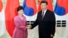 中国国家主席习近平（右）在北京人大会堂与前来参观北京阅兵仪式的韩国总统朴槿惠握手。（2015年9月2日）