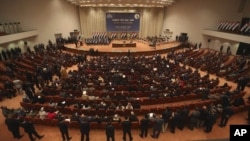 En el Parlamento de Irak se debate este 30 de enero, el veto firmado por la Casa Blanca. Han pedido una "medida de reciprocidad", prohibiendo a los estadounidenses entrar a los países árabes. Con frecuencia los legisladores del grupo asisten a una sesión en Bagdad para discutir este tipo de temas. 