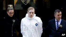 James Harris Jackson dikawal ketat oleh dua polisi kota New York, 22 Maret 2017. (AP Photo/Seth Wenig)