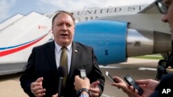 Le secrétaire d'Etat américain Mike Pompeo s'entretient avec les médias à l'aéroport international de Sunan à Pyongyang, Corée du Nord, 7 juillet 2018.