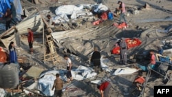 Wapalestina wakagua uharibifu wa shambulizi la Israel katika kambi ya wakimbizi wa ndani huko Masawi, Khan Yunis, Ukanda wa kusini mwa Gaza, Septemba 10, 2024. Picha ya AFP