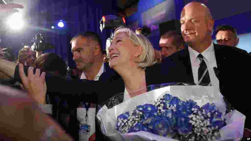 La candidate de l'extrême droite anti-Europe Marine Le Pen, entourée de ses gardes du corps, célèbre avec ses militants, le 23 avril 2017.