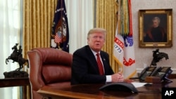 Presiden AS Donald Trump menjawab pertanyaan dari mdia setelah berbincang dengan anggota militer lewat konferensi video pada Hari Natal, 25 Desember 2018 di Kantor Oval di Gedung Putih.
