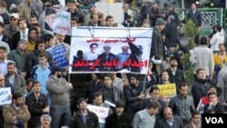Para pendukung pemerintah Iran melakukan demo menuntut eksekusi para tokoh oposisi dengan membawa poster ketiga tokoh Gerakan Hijau di Iran, di Teheran Jumat (18/2).
