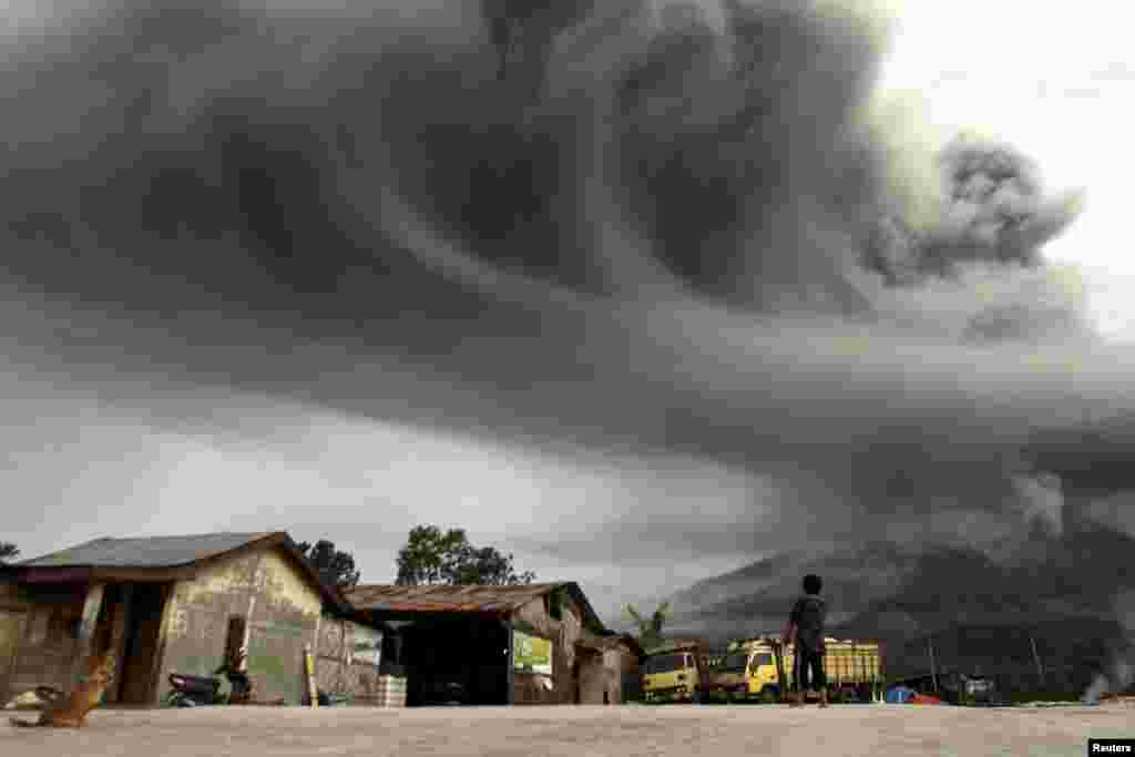 Gunung Sinabung memuntahkan abu seperti terlihat di desa Sibintun di kabupaten Karo (18/11). 