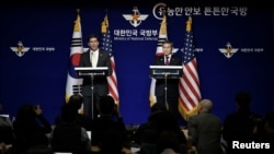 El secretario de Defensa de EE.UU., Mark Esper, y el ministro Defensa de Corea del Sur, Jeong Kyeong-doo, en una conferencia de prensa conjunta en Seúl el 15 de noviembre de 2019. 