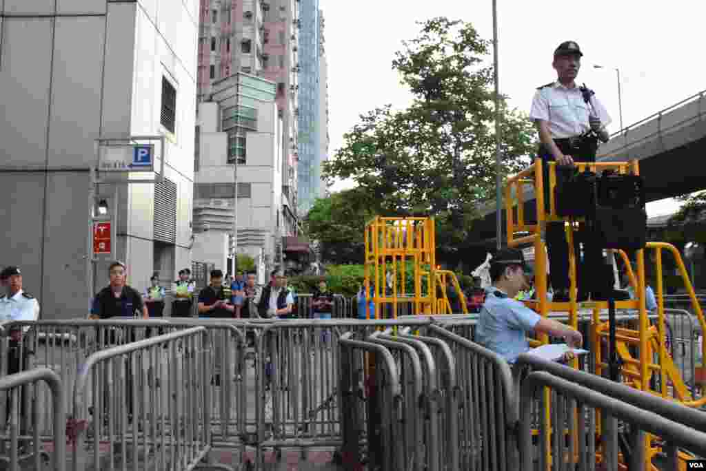 警方在中聯辦門外以多重鐵馬圍起記者採訪區及示威區(美國之音 湯惠芸攝)