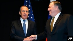 Menteri Luar Negeri AS Mike Pompeo (kanan) berjabat tangan dengan Menteri Luar Negeri Rusia Sergei Lavrov saat bertemu di sela-sela Pertemuan Menteri Dewan Arktik di Rovaniemi, Finlandia, 6 Mei 2019.