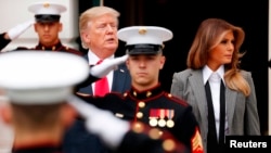 ARCHIVO - El presidente de EE. UU. Donald Trump y la primera dama Melania Trump en el pórtico sur de la Casa Blanca, el 11 de octubre de 2017.